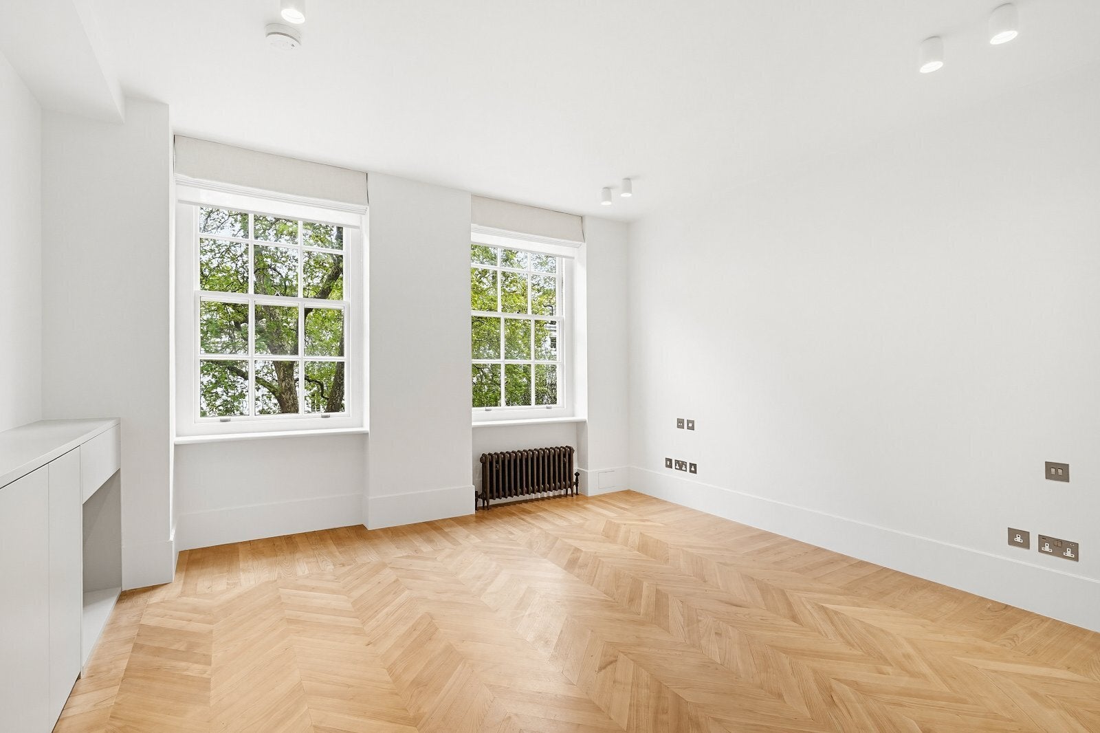 Flat Lowndes Square in Greater London