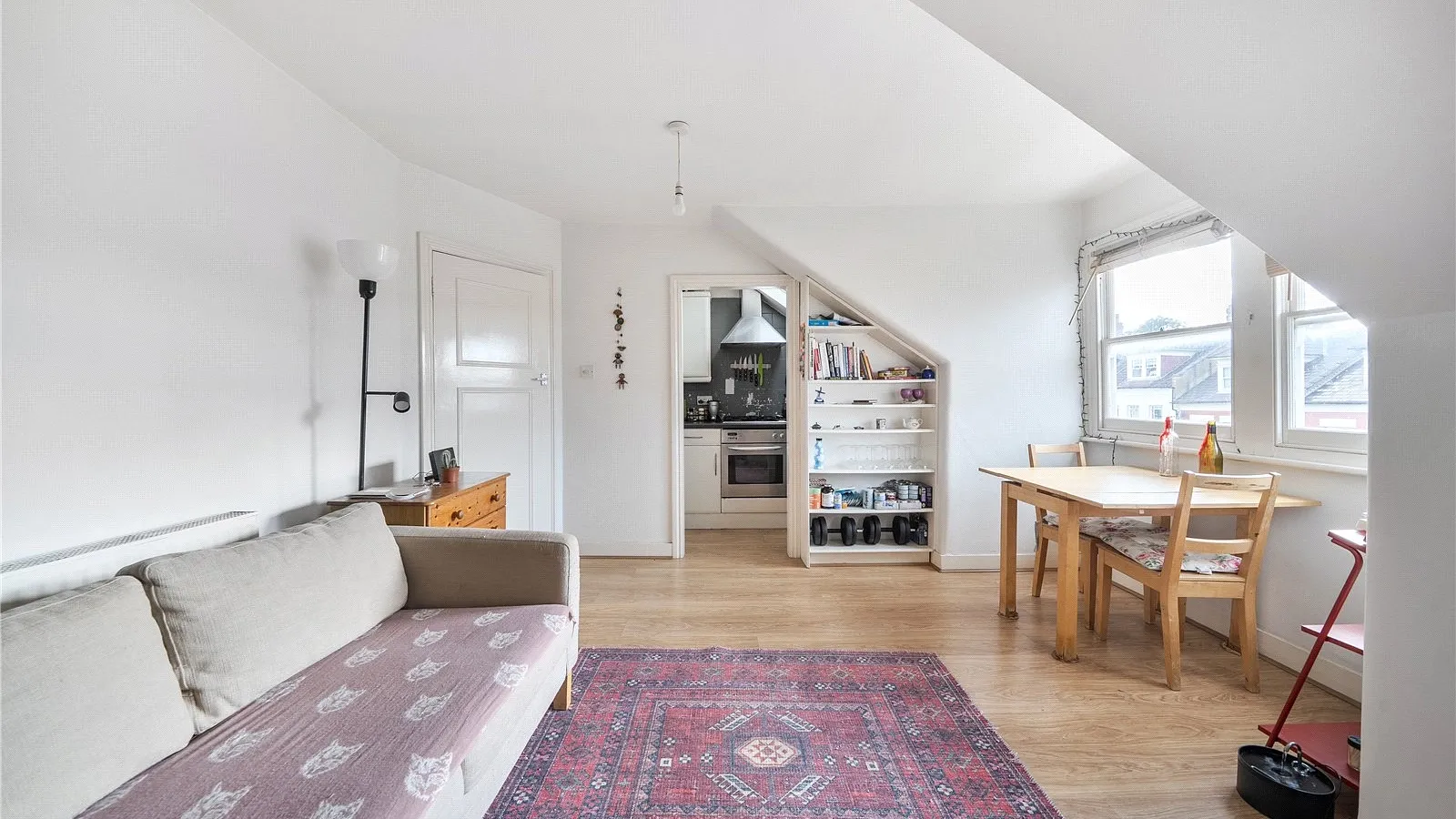 Flat Glebe Road in Greater London