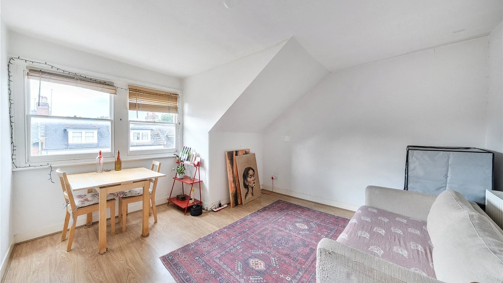 Flat Glebe Road in Greater London