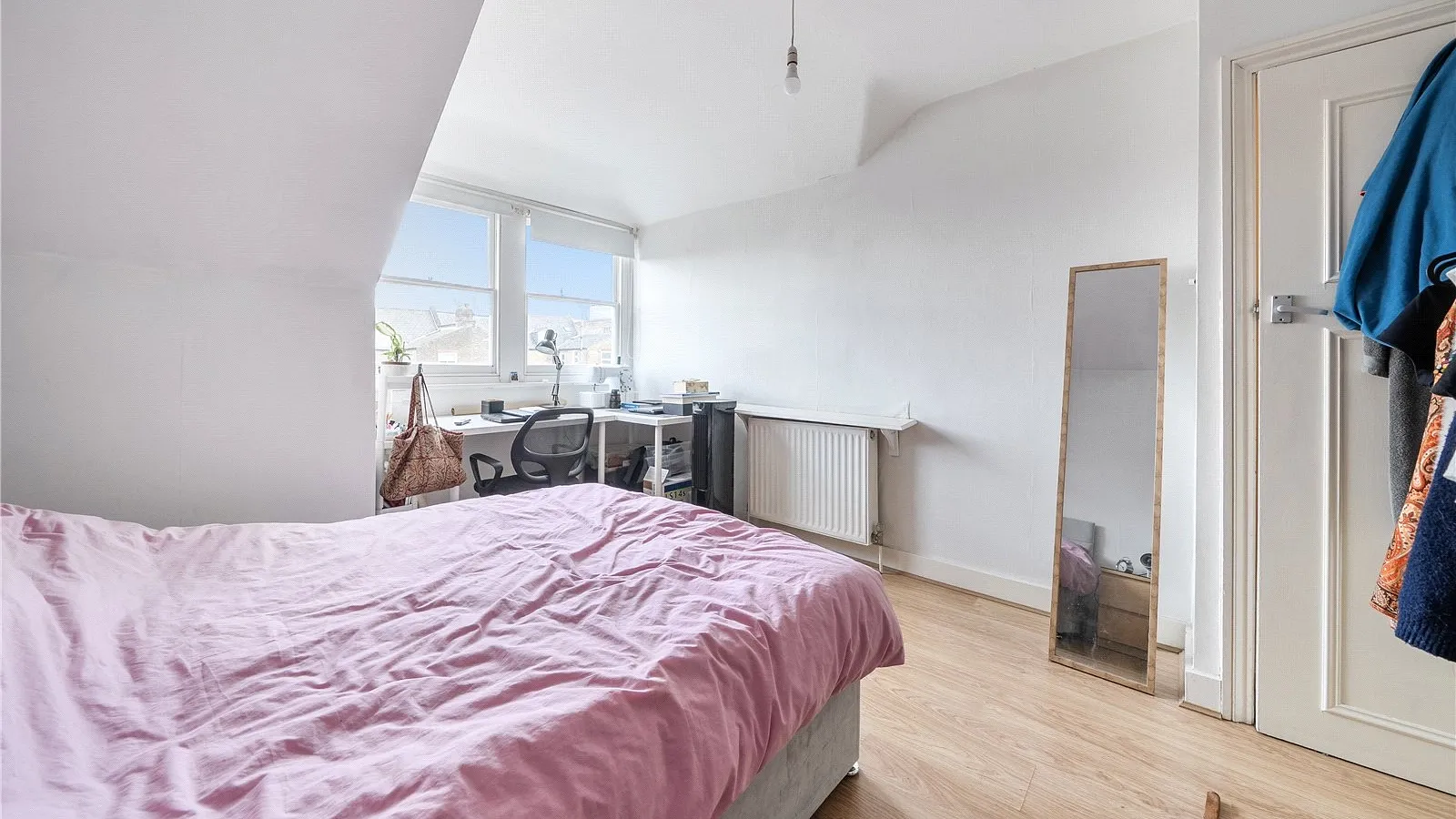 Flat Glebe Road in Greater London