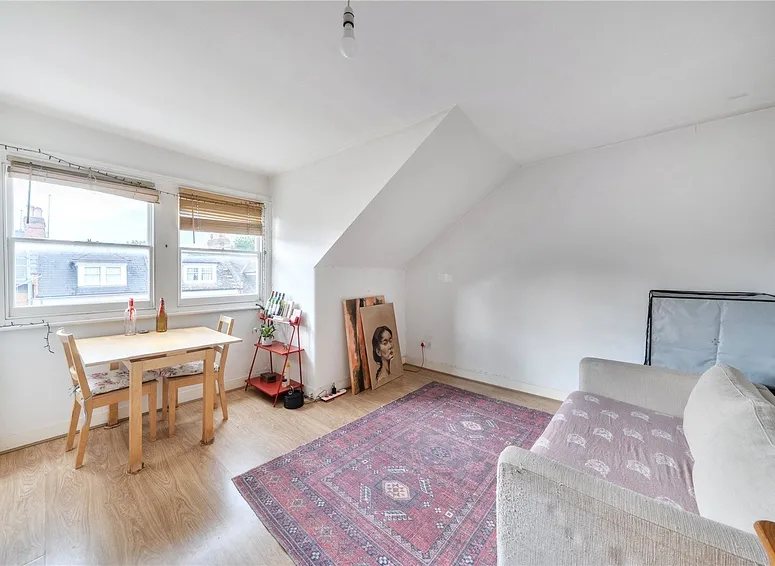Flat Glebe Road in Greater London
