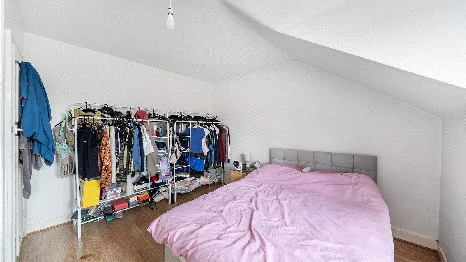 Flat Glebe Road in Greater London