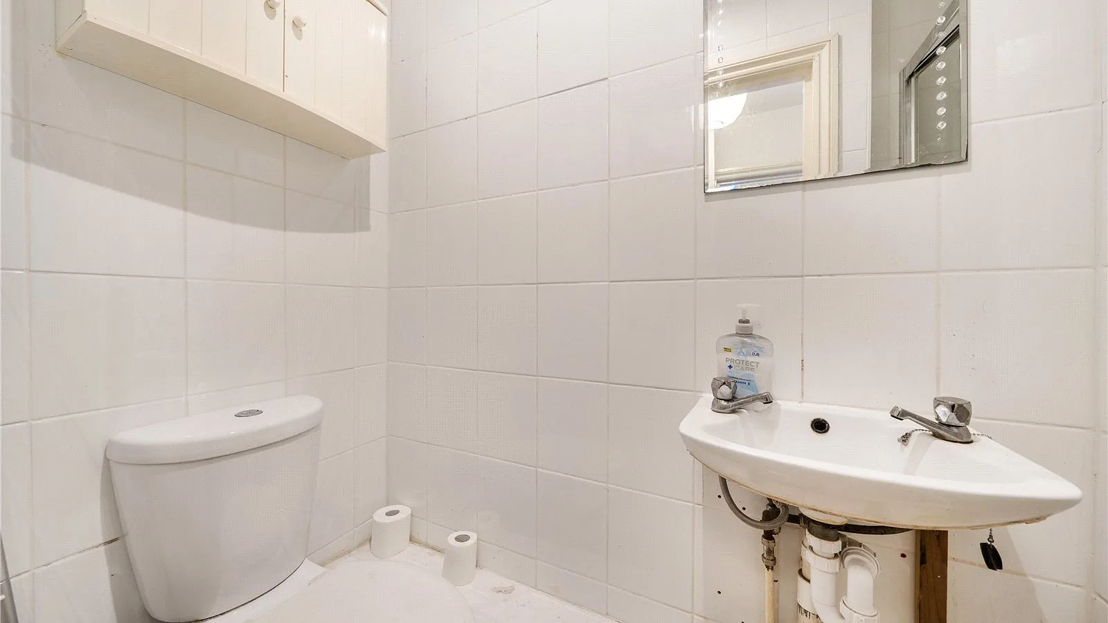 Flat Glebe Road in Greater London