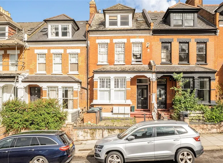 Flat Glebe Road in Greater London