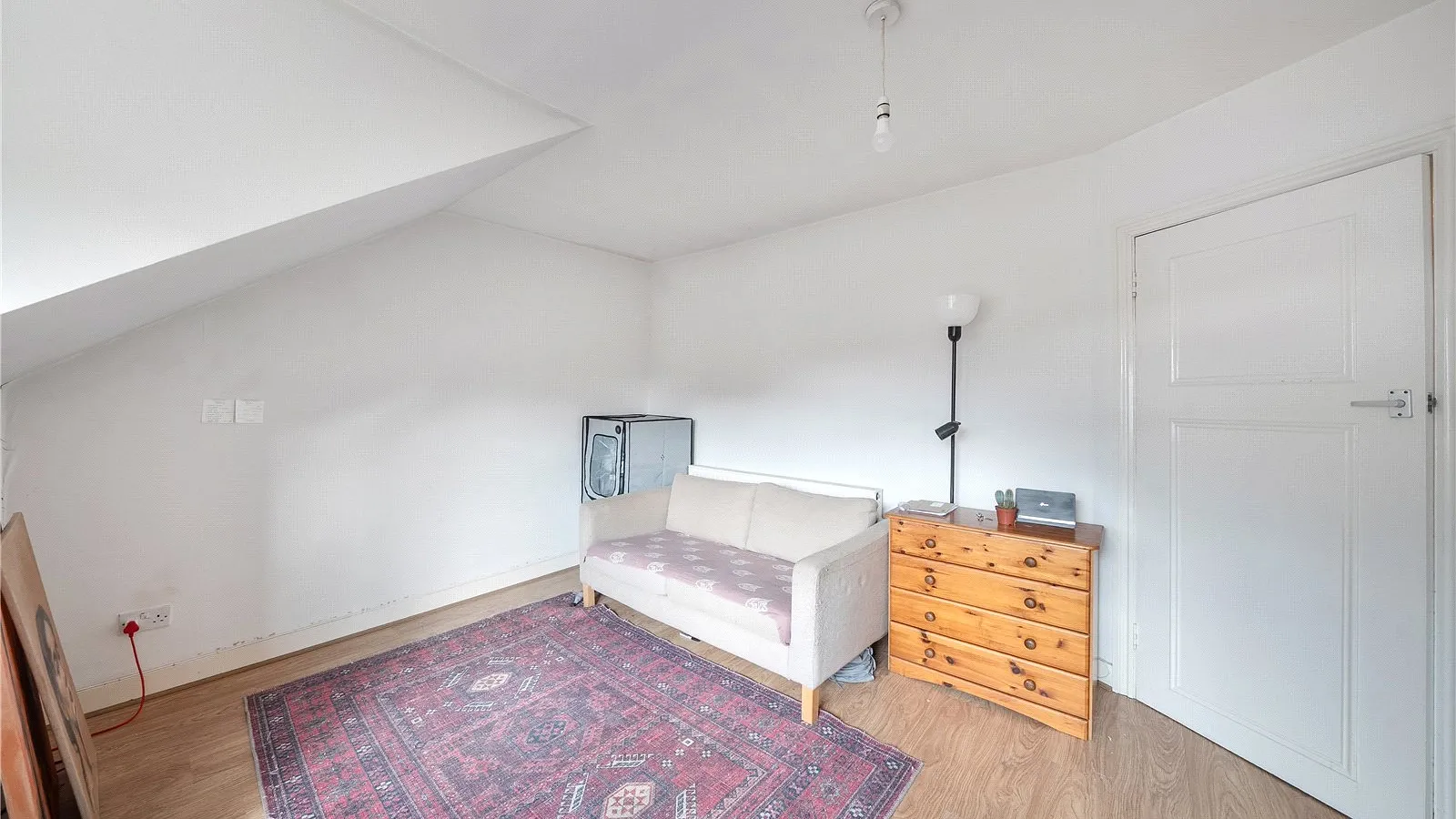 Flat Glebe Road in Greater London