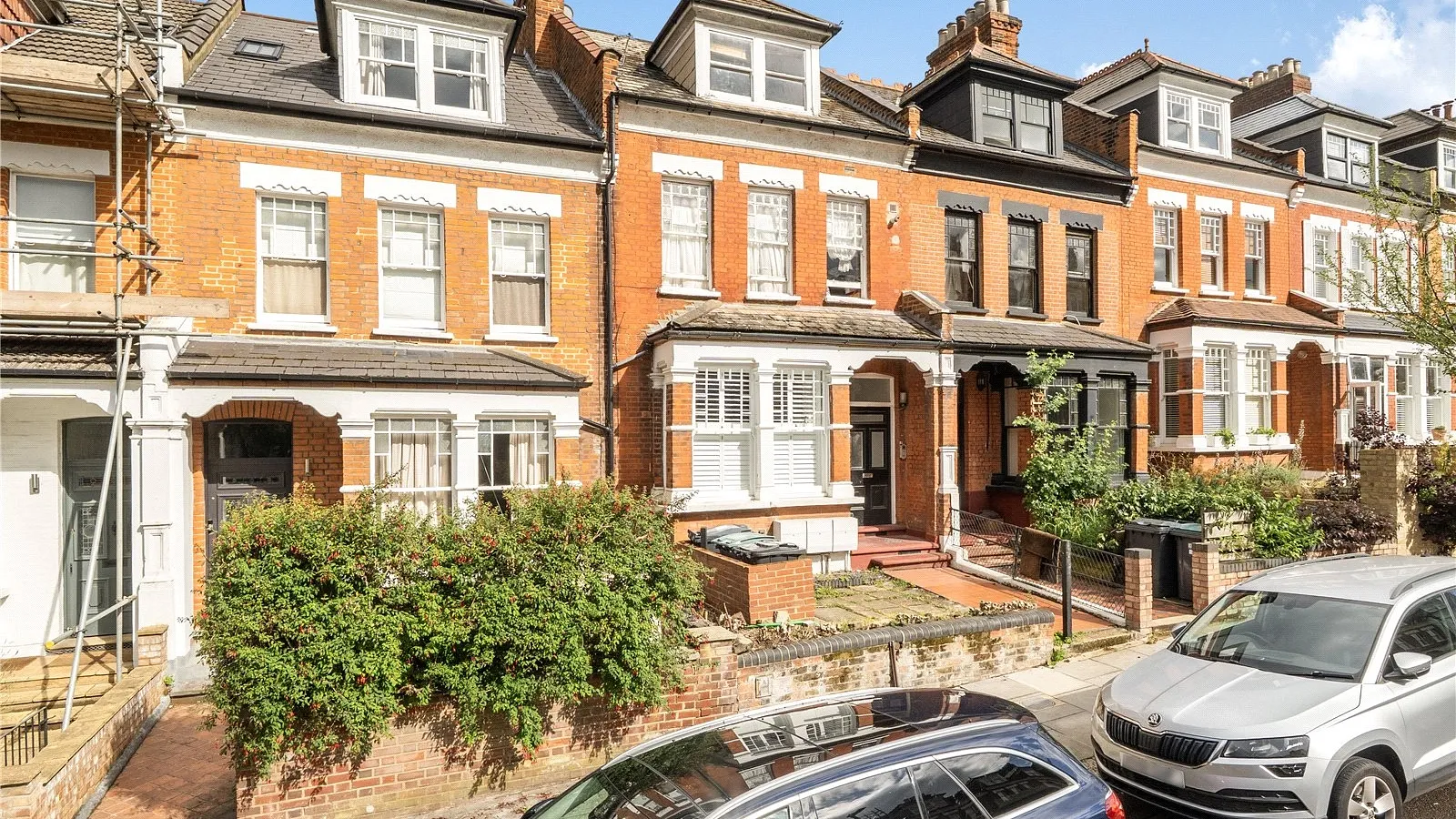 Flat Glebe Road in Greater London