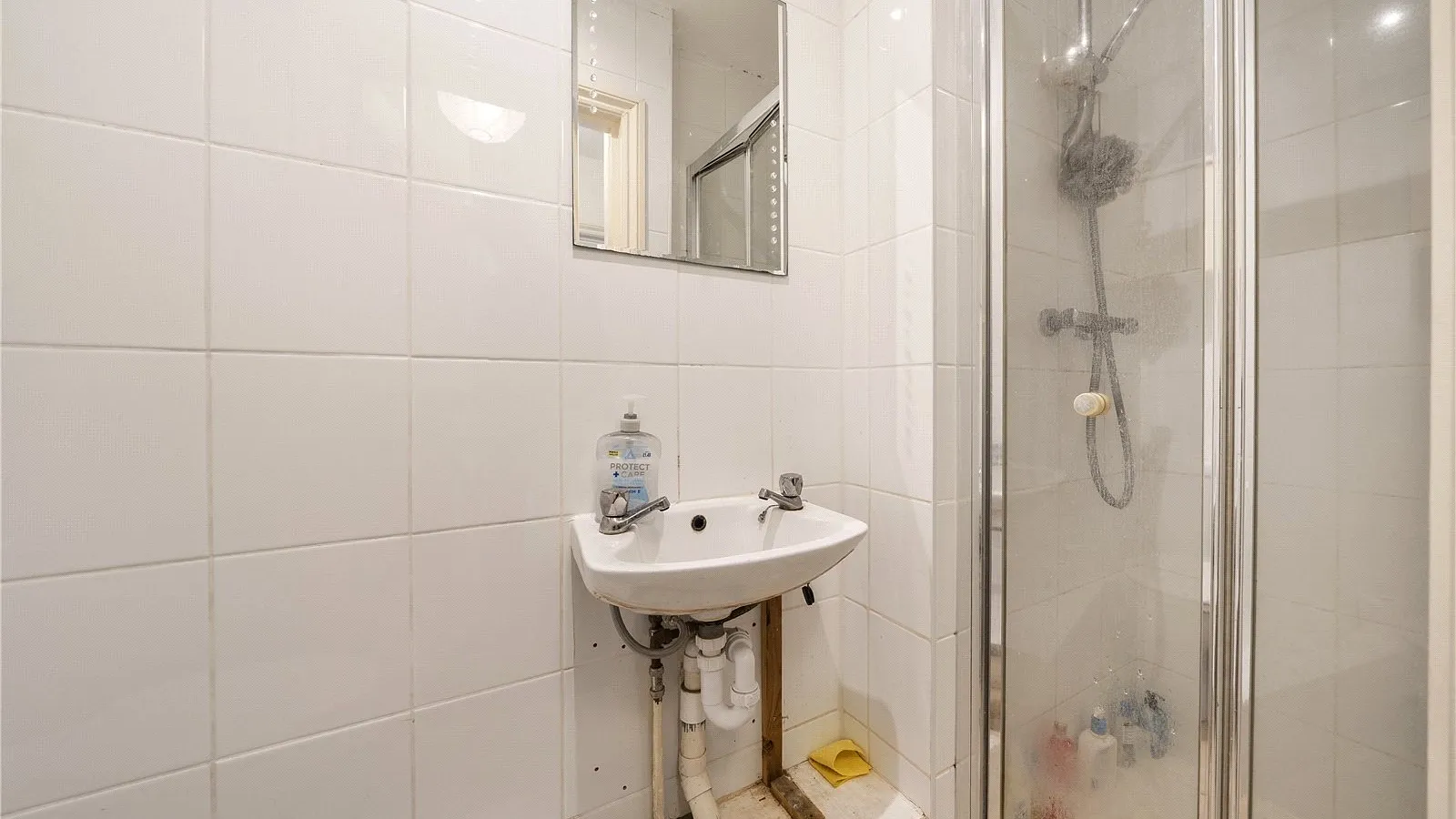 Flat Glebe Road in Greater London