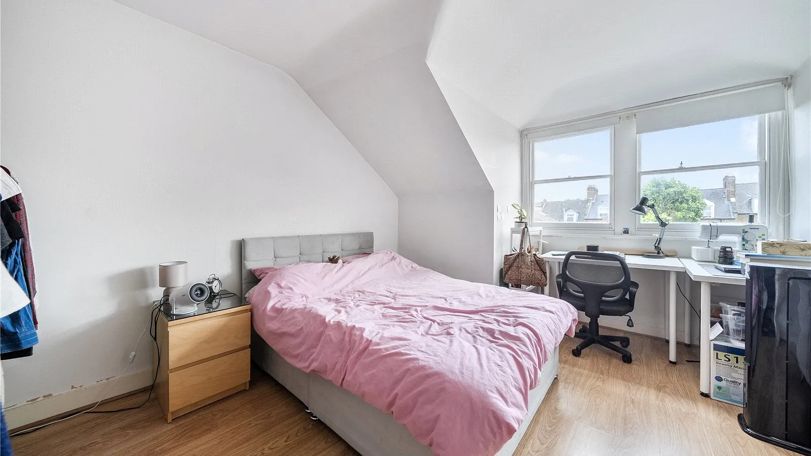 Flat Glebe Road in Greater London
