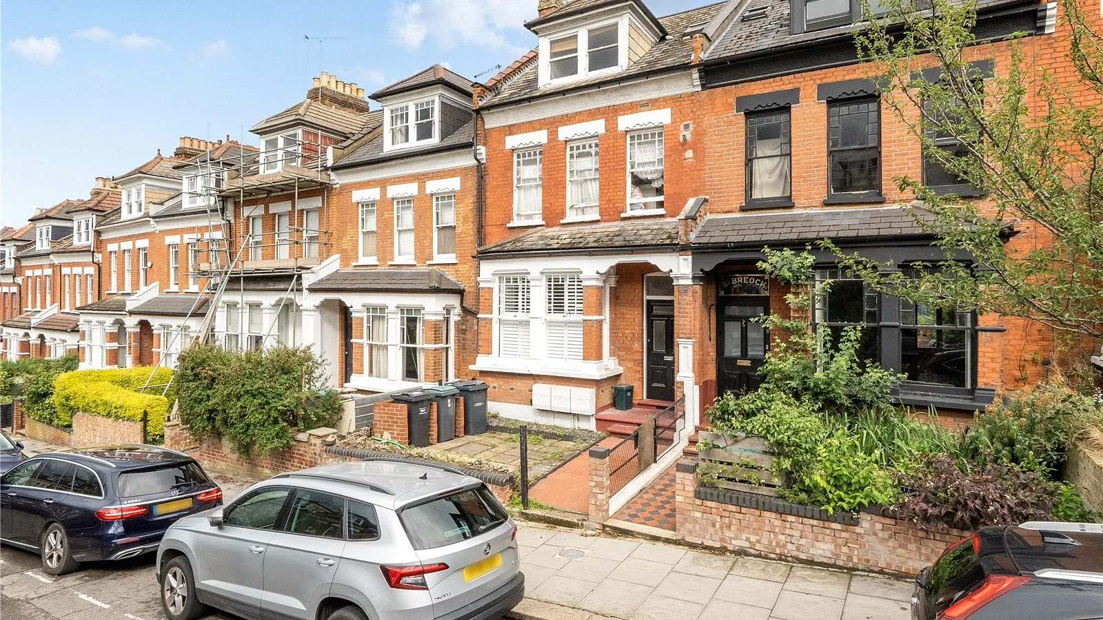 Flat Glebe Road in Greater London