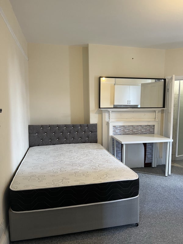 Room Streatham High Road in Greater London