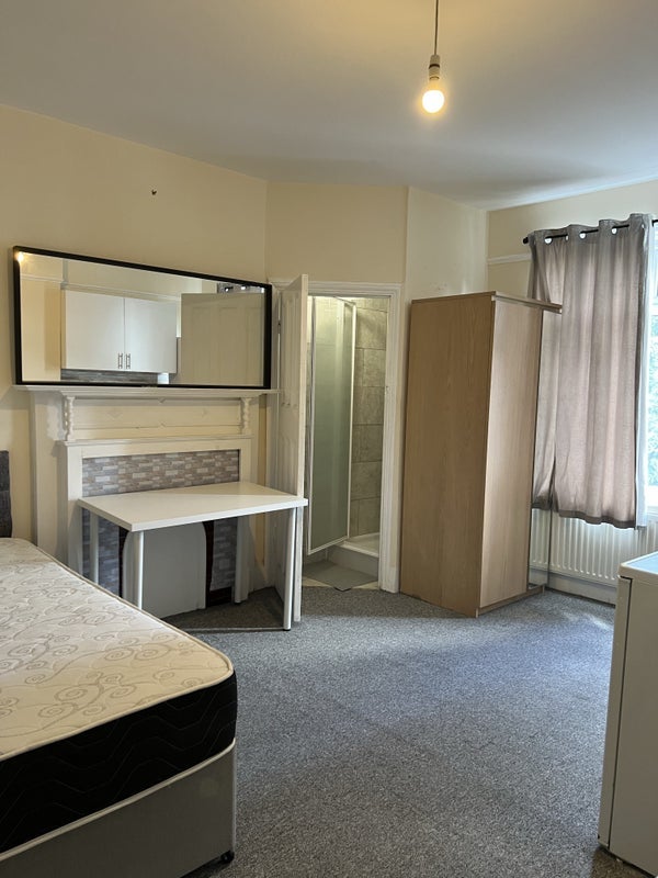 Room Streatham High Road in Greater London