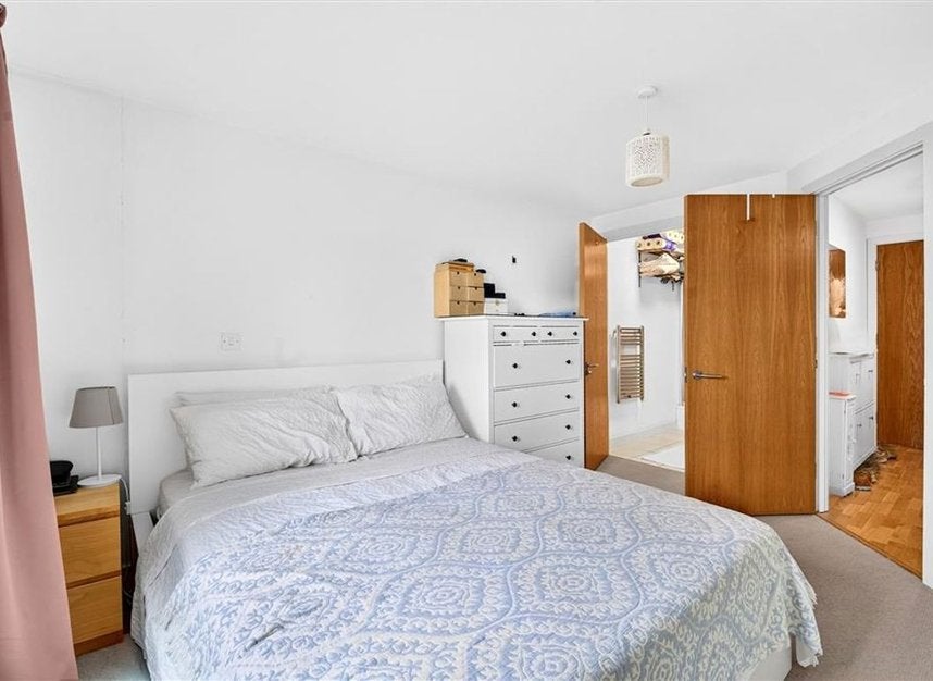 Flat Lant Street in Greater London