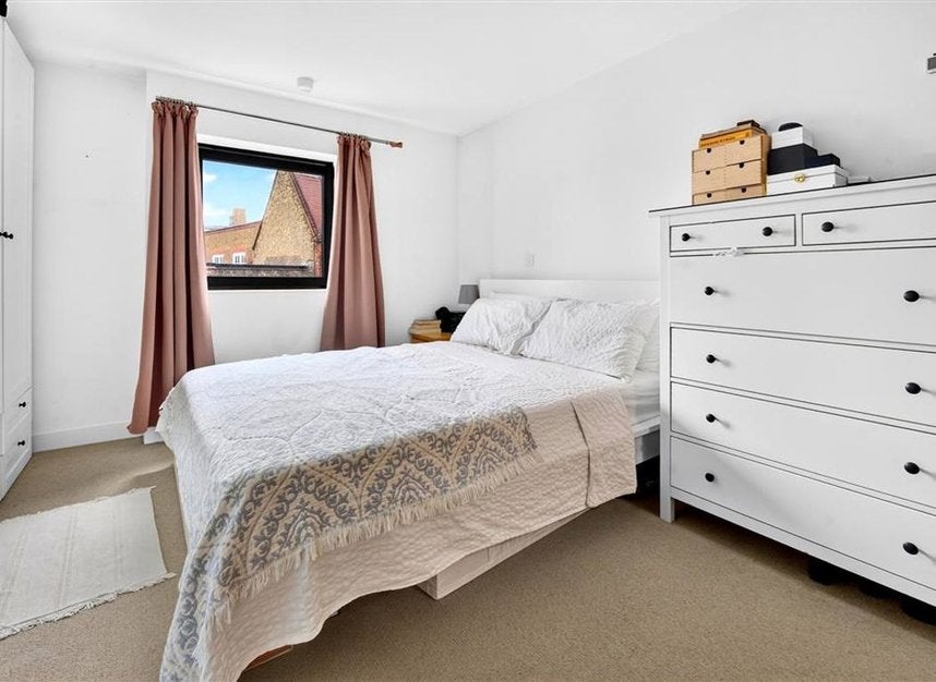 Flat Lant Street in Greater London