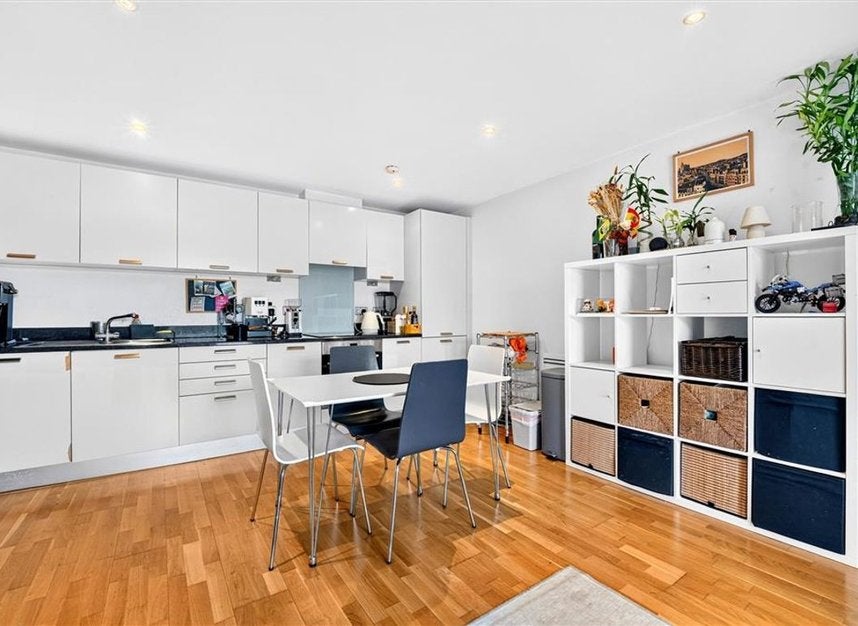 Flat Lant Street in Greater London