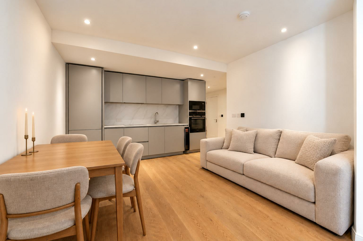 Flat South Quay Square in Greater London