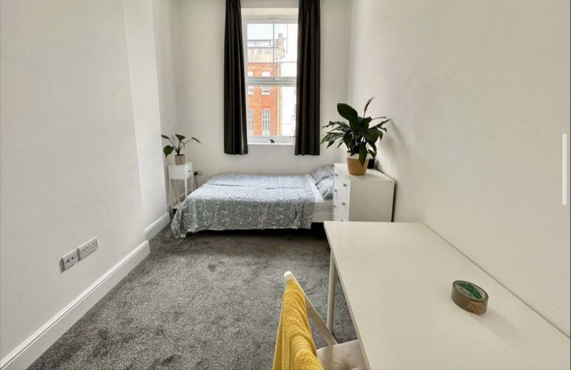 Room Eversholt Street in Greater London