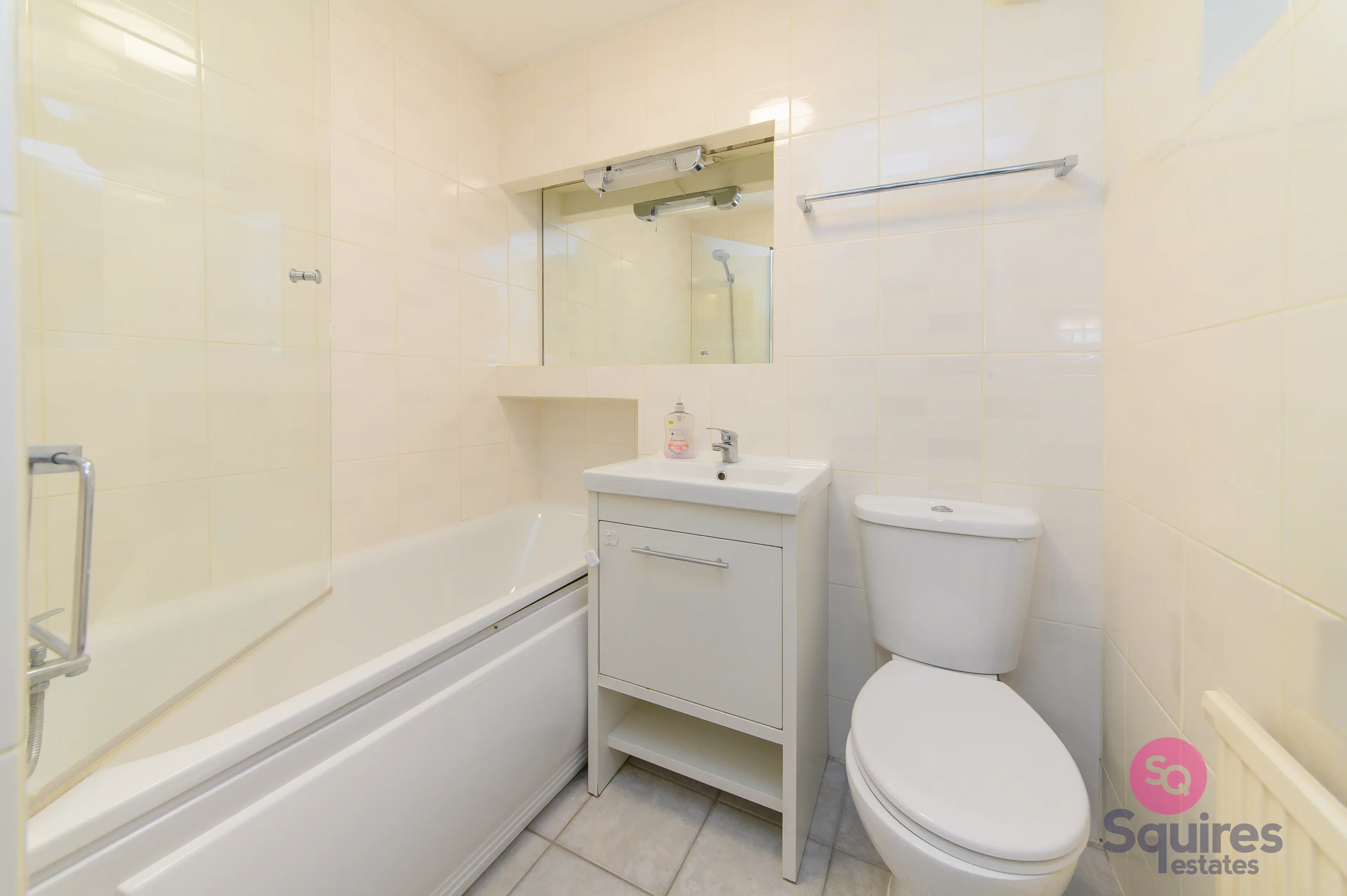 Flat Hendon Lane in Greater London