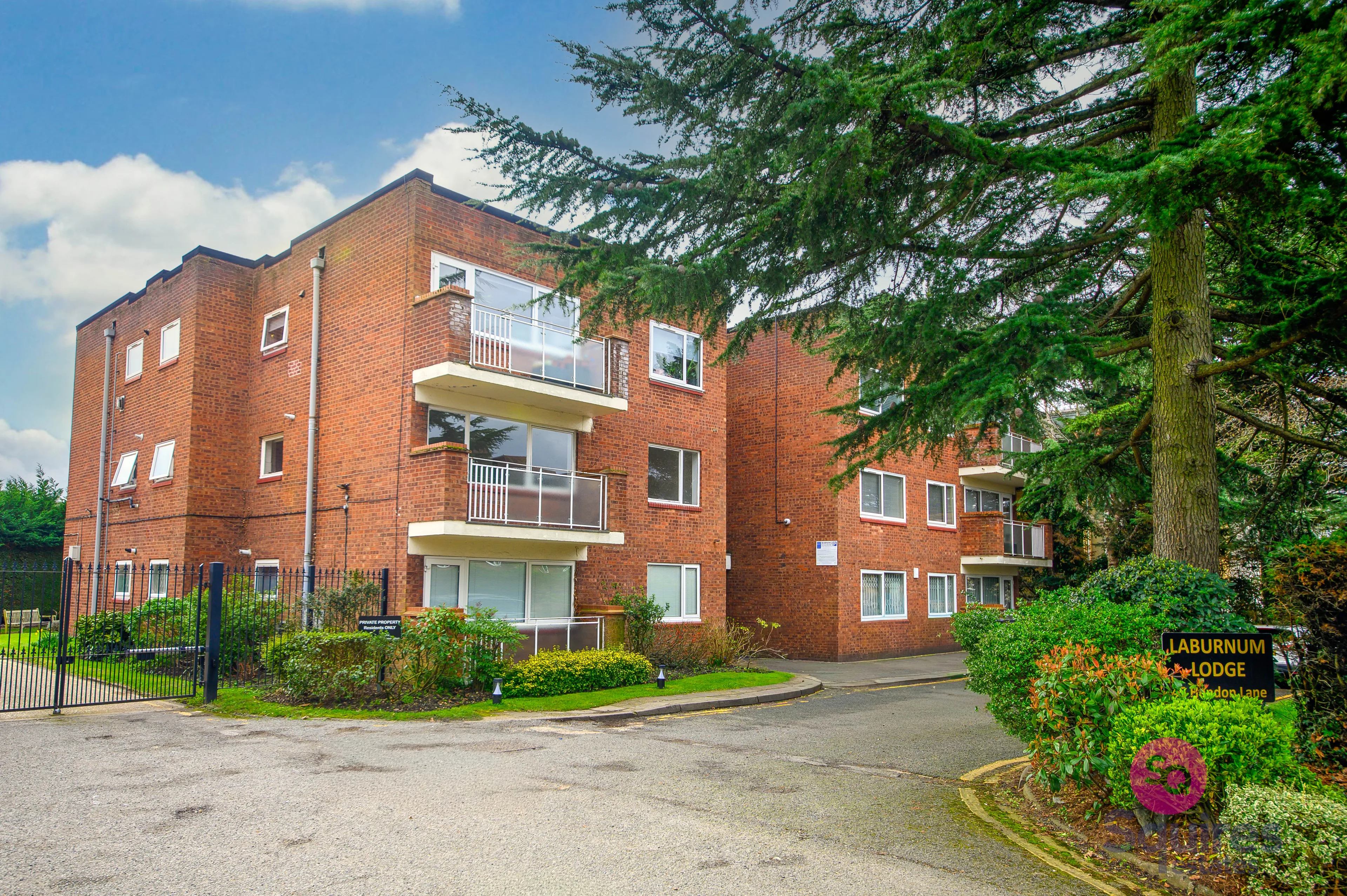 Flat Hendon Lane in Greater London