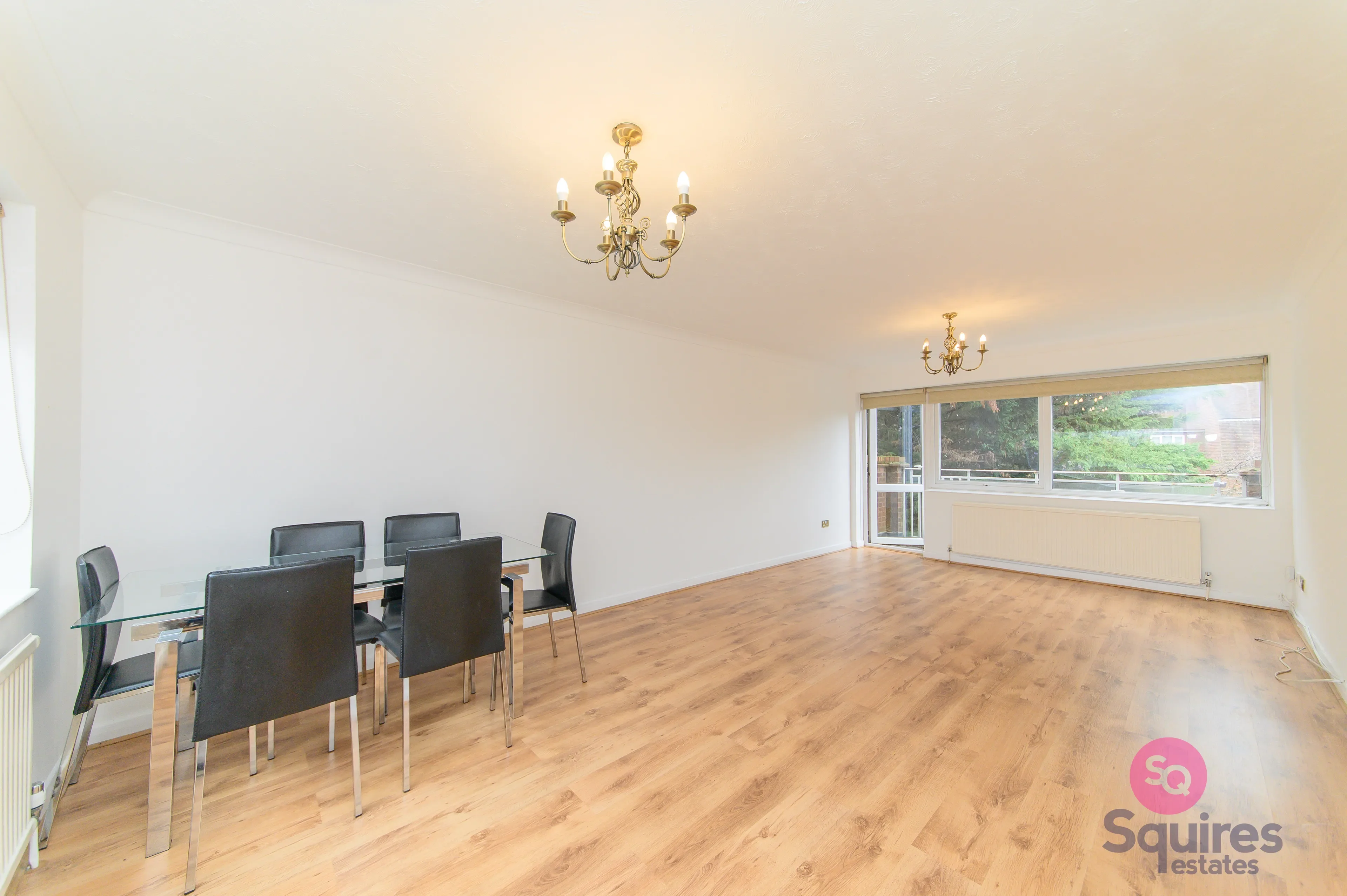 Flat Hendon Lane in Greater London