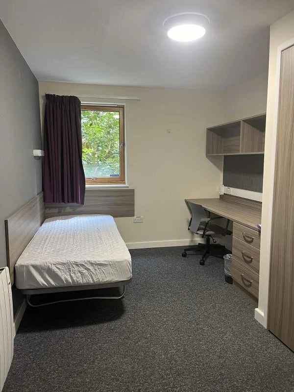 Room Artillery Lane in Greater London
