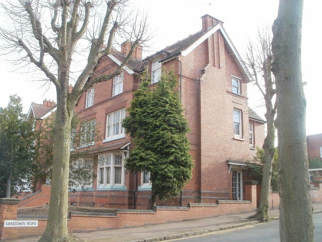 Flat Sandown Road in Leicester