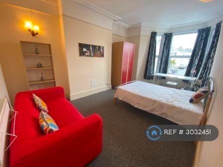 Room Kingsley Road in Plymouth