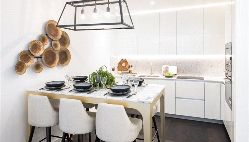 Flat Ponton Road in Greater London