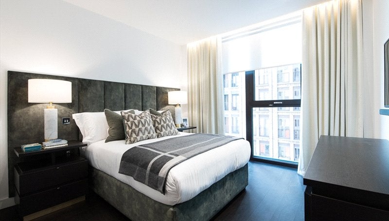Flat Ponton Road in Greater London