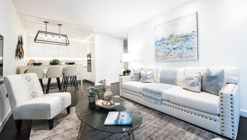 Flat Ponton Road in Greater London