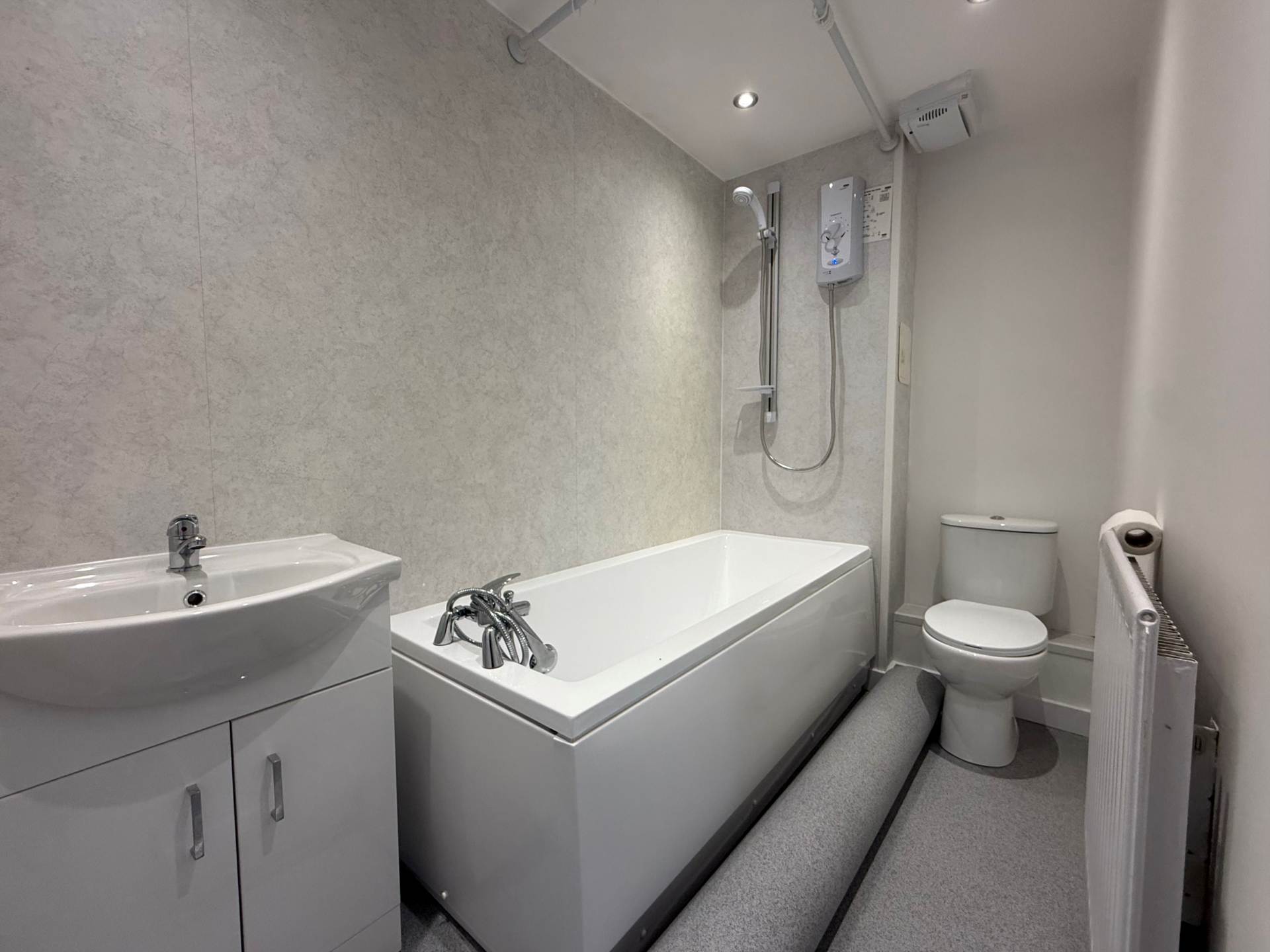 Flat Greenhaven Drive in Greater London