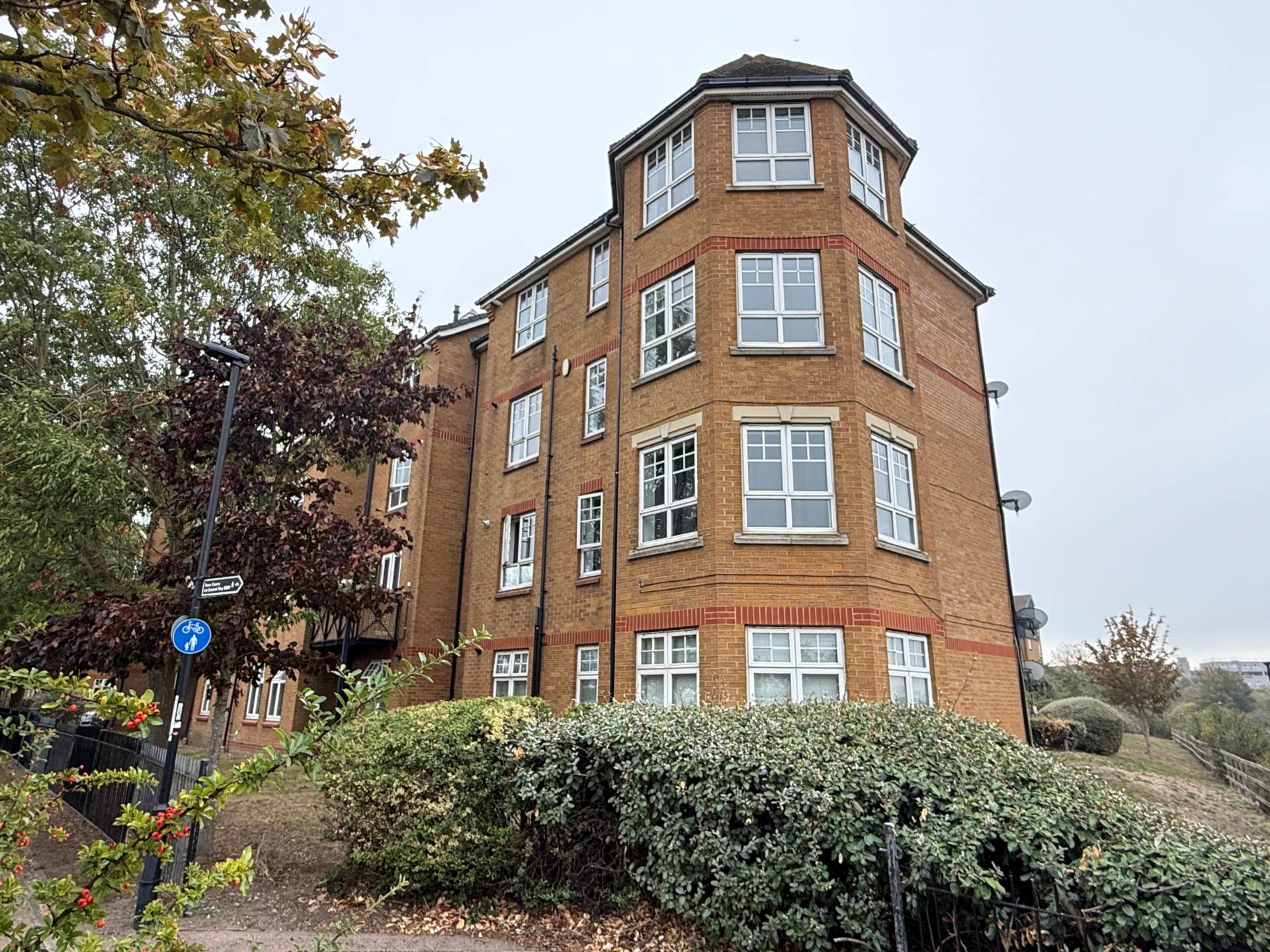Flat Greenhaven Drive in Greater London