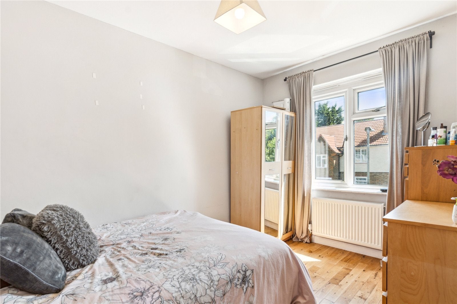 Flat Clarendon Crescent in Greater London
