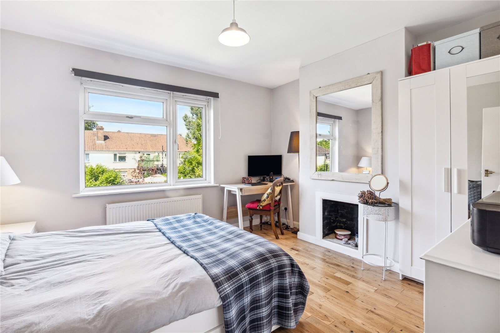 Flat Clarendon Crescent in Greater London
