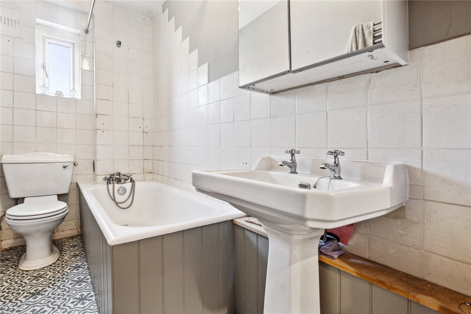 Flat Clarendon Crescent in Greater London