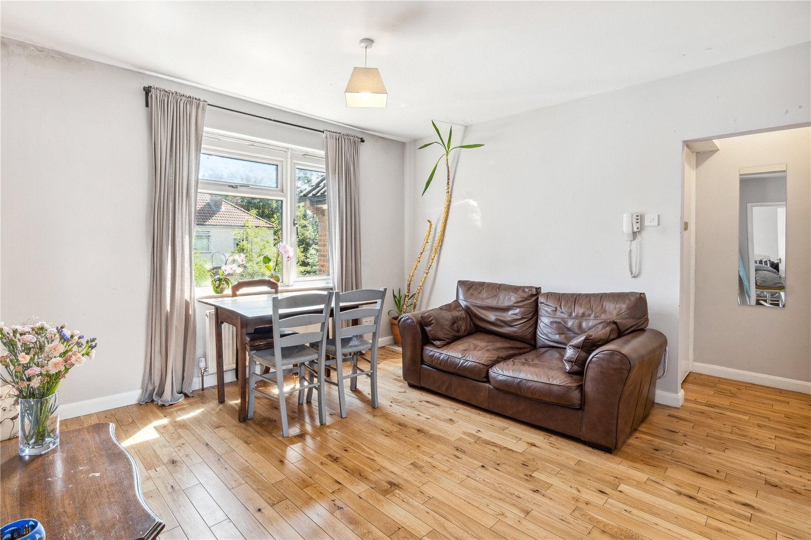 Flat Clarendon Crescent in Greater London