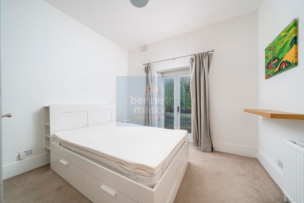 Flat Queens Drive in Greater London