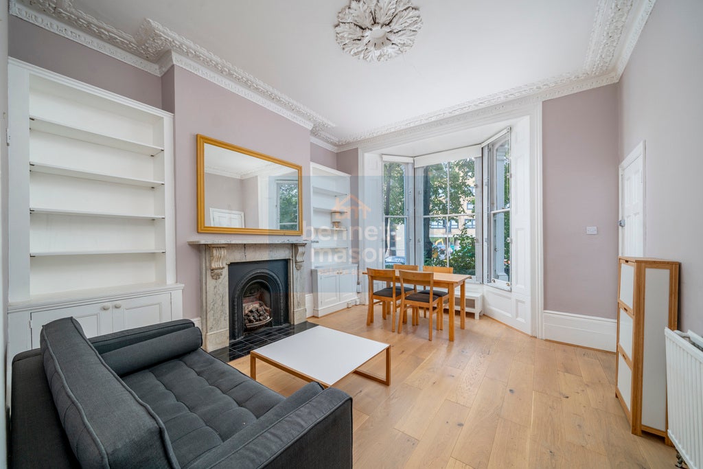 Flat Queens Drive in Greater London