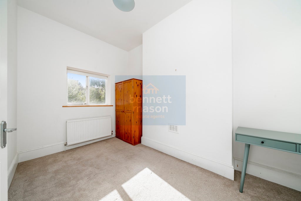 Flat Queens Drive in Greater London