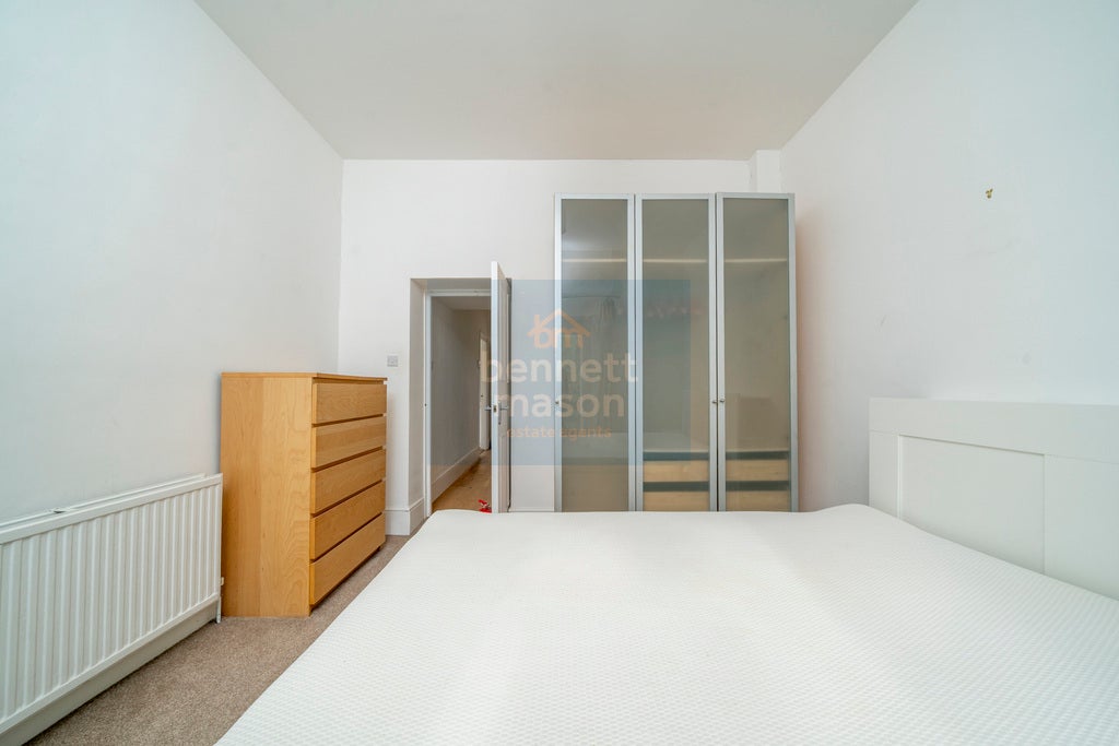 Flat Queens Drive in Greater London
