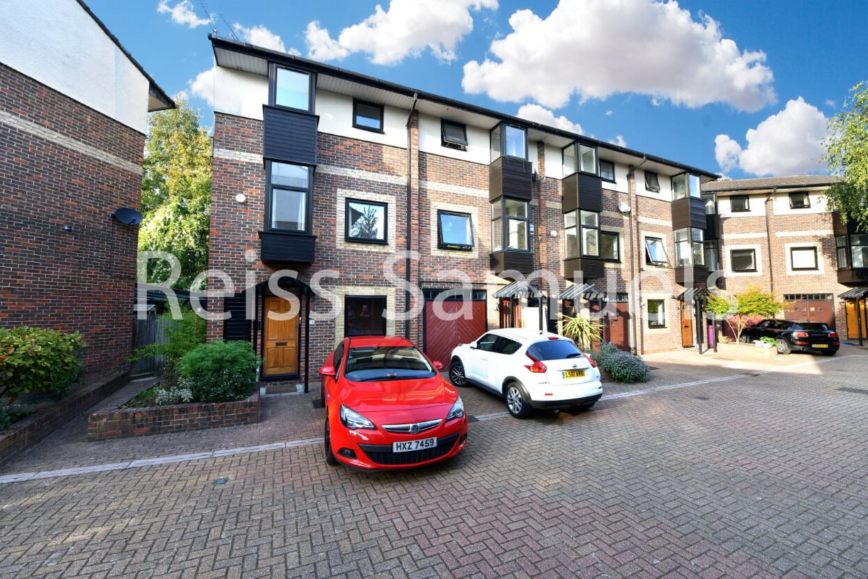 Flat Barnfield Place in Greater London