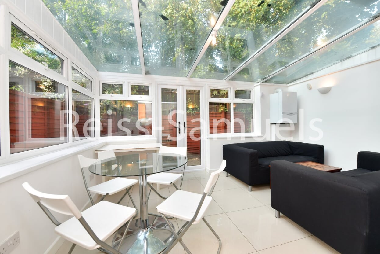 Flat Barnfield Place in Greater London
