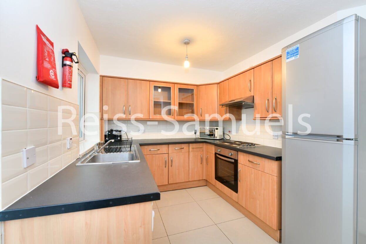 Flat Barnfield Place in Greater London