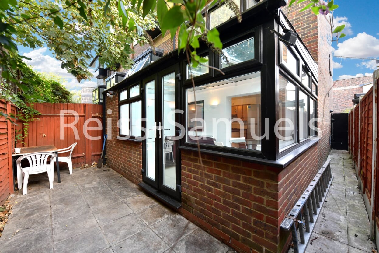 Flat Barnfield Place in Greater London