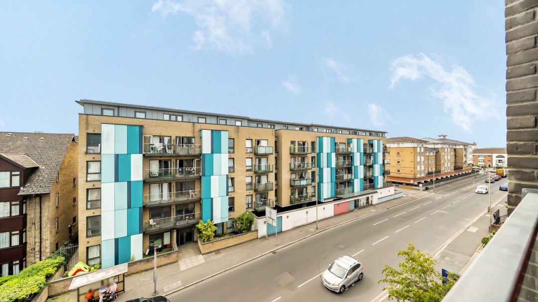 Flat Homesdale Road in Greater London