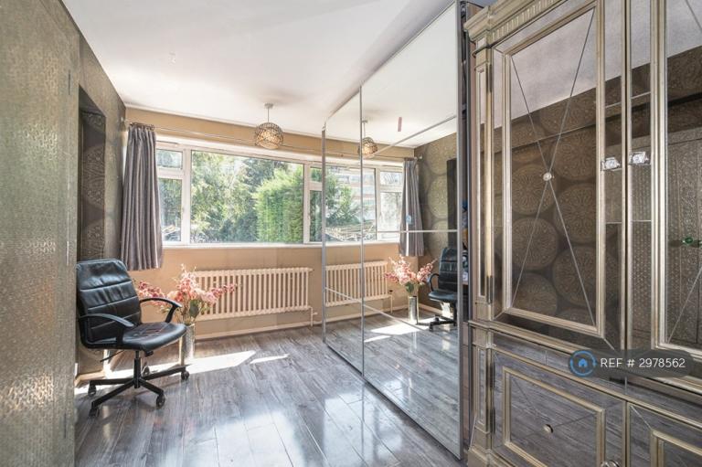 Flat Churchill Gardens Road in City of Westminster