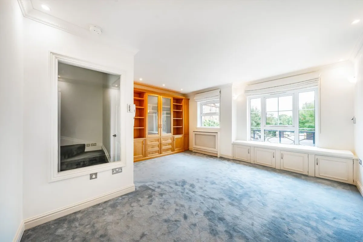 House Malthouse Drive in Greater London