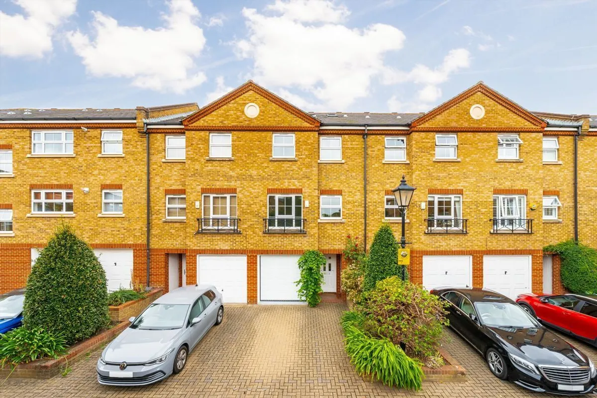 House Malthouse Drive in Greater London