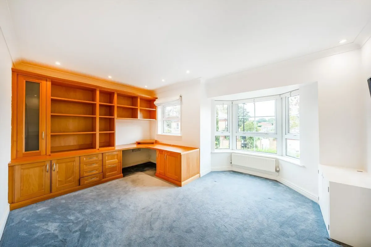 House Malthouse Drive in Greater London
