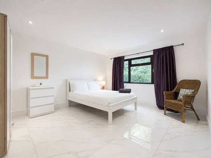 Flat White Hill Close in Canterbury