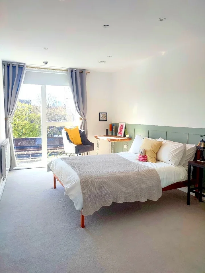 Flat Scena Way in Greater London